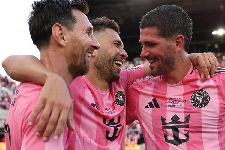 泪目！梅西用总冠军送别2好友+采访动情致敬 4家人携奖杯温馨合影